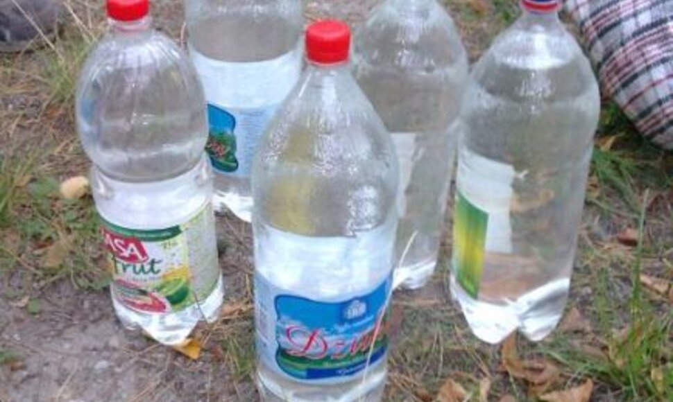 Naminukė buvo supilstyta į plastiko butelius.