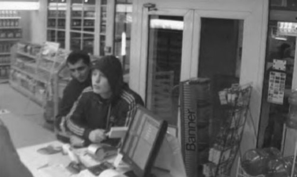 Policija prašo padėti atpažinti degalinėje alkoholio prašiusius jaunuolius.