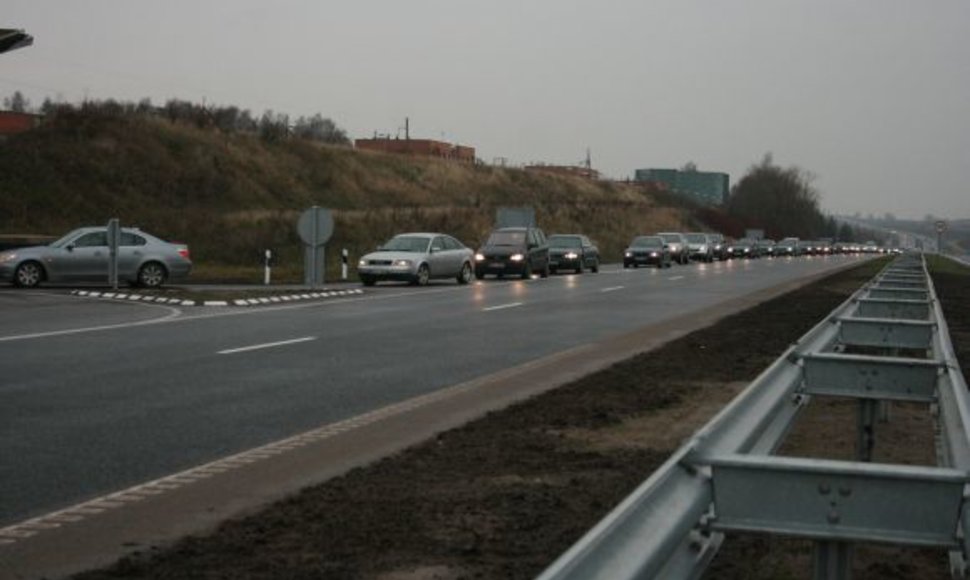 „Žaliojo slėnio“ gyventojai sekmadienį surengė pilietinę akciją – autopiketą.  