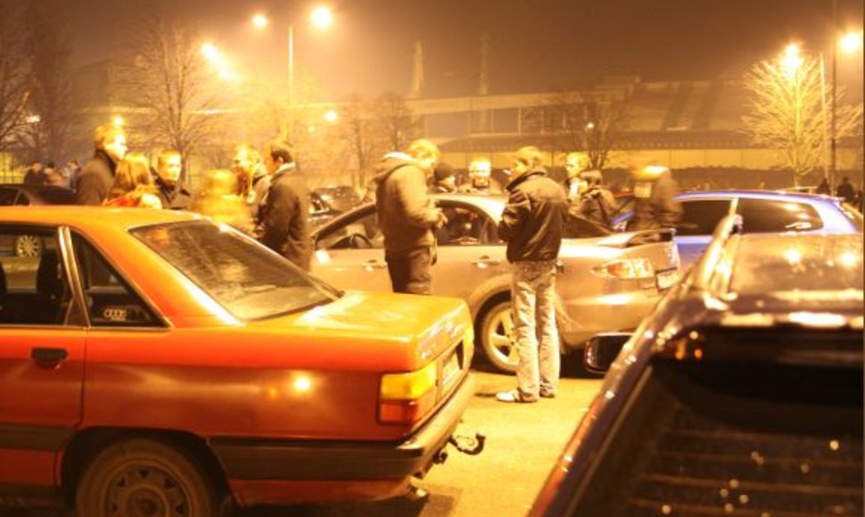 Orientacinėse varžybose automobiliais po miesto gatves dalyvavo pusšimtis automobilių. 