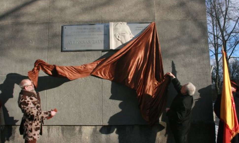 Ant Mažvydo alėjos daugiabučio pakabinta memorialinė lenta. 