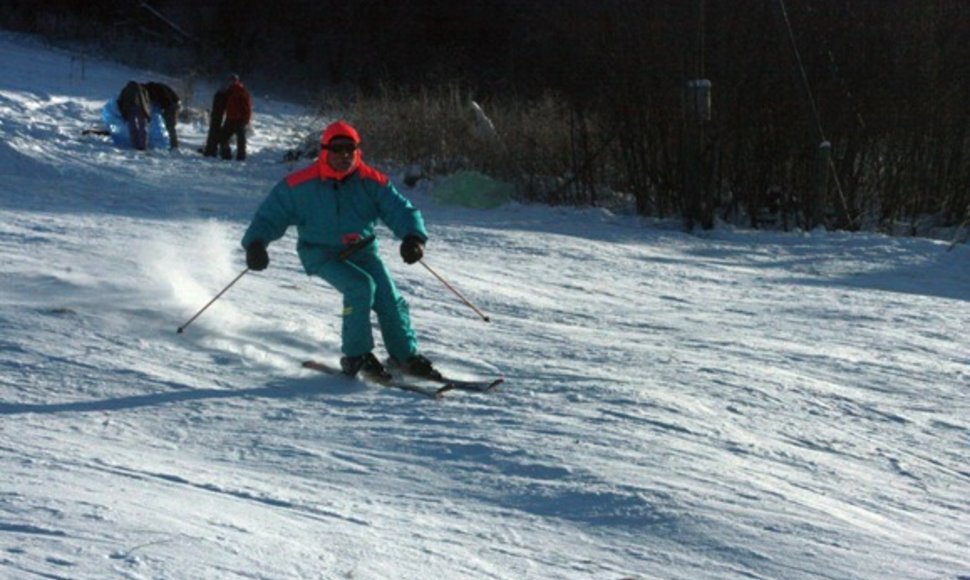 Pikteikių slidinėjimo trasoje savaitgaliais užverda gyvenimas: slidžių sporto mėgėjai stengiasi išnaudoti kiekvieną žiemos dieną. 