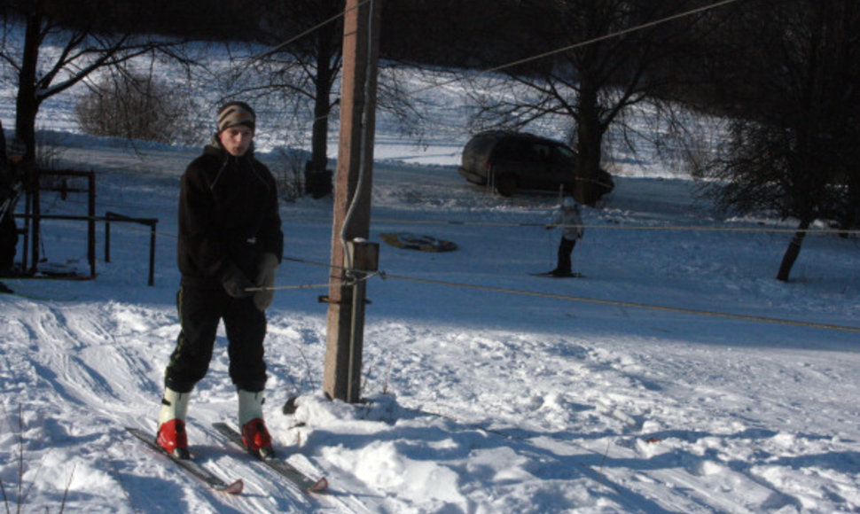 Pikteikių slidinėjimo trasoje įrengtas ir keltuvas.