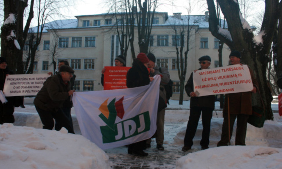 Penktadienį prie Klaipėdos prokuratūros piketavo Jungtinis demokratų judėjimas.