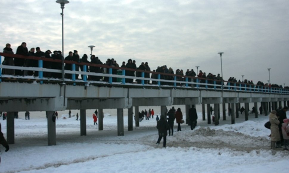 Ant Palangos tilto sustojo minios žmonių, tačiau sveikuolių maudynių taip ir neišvydo.