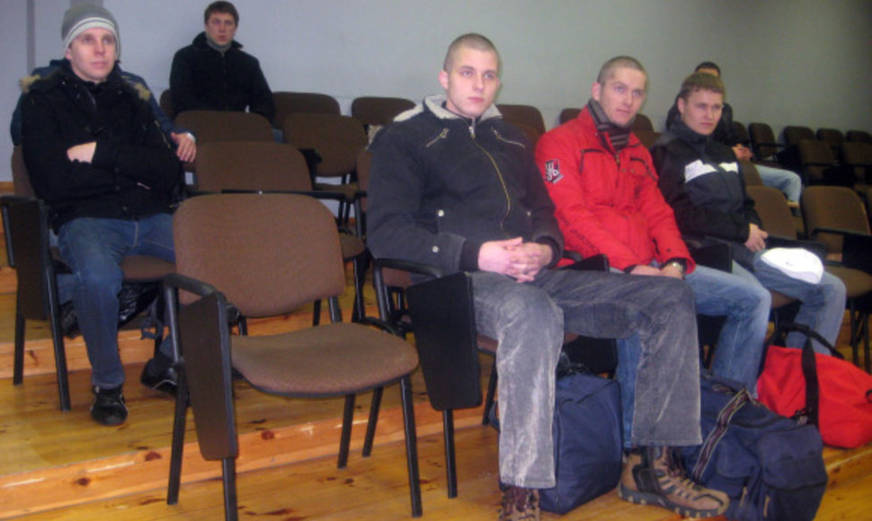 Iš Klaipėdos karo prievolės į Ruklą pirmadienį išvyko septyni jaunuoliai.