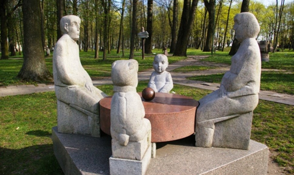 Klaipėdiečiai vėl kviečiami į šachmatų turnyrus Skulptūrų parke.