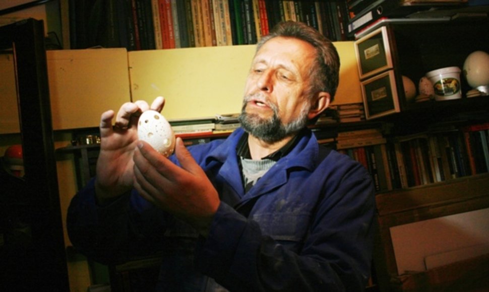 Palangiškis menininkas Vytautas Kusas Velykoms oroginaliai dekoravo pusšimtį kiaušinių, kai kuriuose iš jų prireikė išgręžti tūkstančius skylučių. 