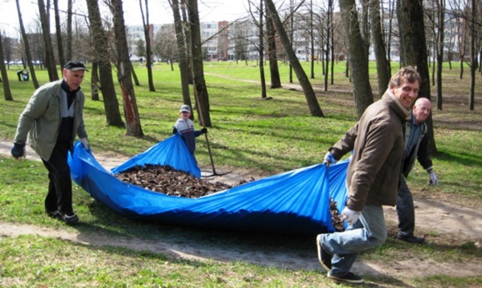 „Draugystės“ parką Debreceno gatvėje tvarkę klaipėdiečiai pririnko kelis šimtus maišų atliekų.