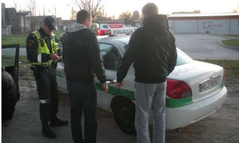 Įtarimų patruliams sukėlė apkvaitusio jaunuolio vairuojamas automobilis.