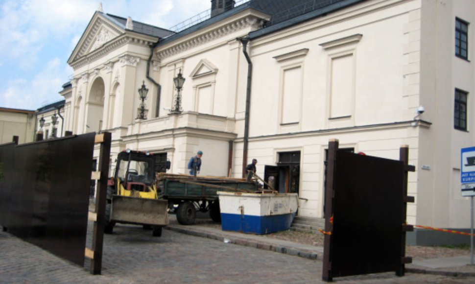 Rekonstruojamame Klaipėdos dramos pastate kol kas verda vidaus darbai.