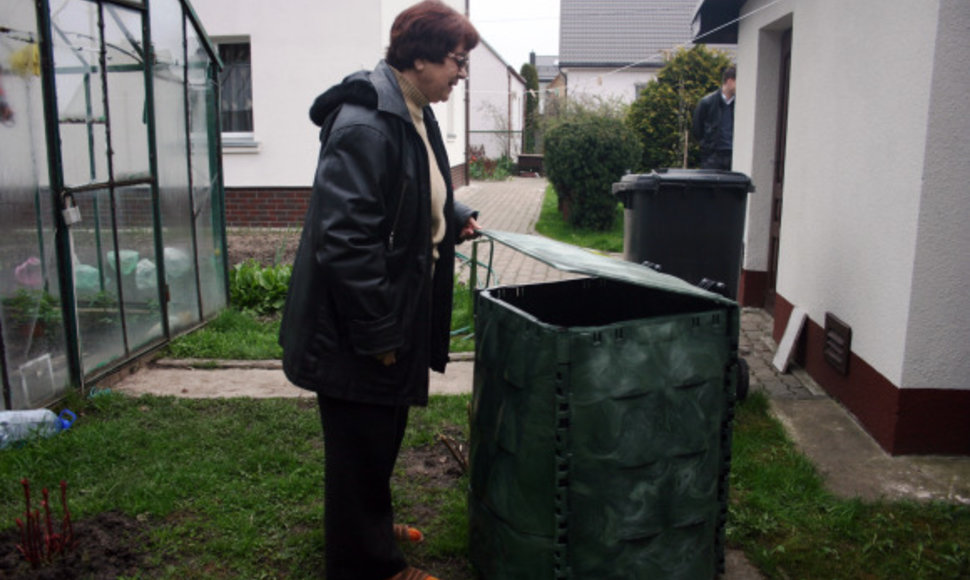 Klaipėdietė I.Deveikienė viena pirmųjų gavo kompostavimo dėžę.