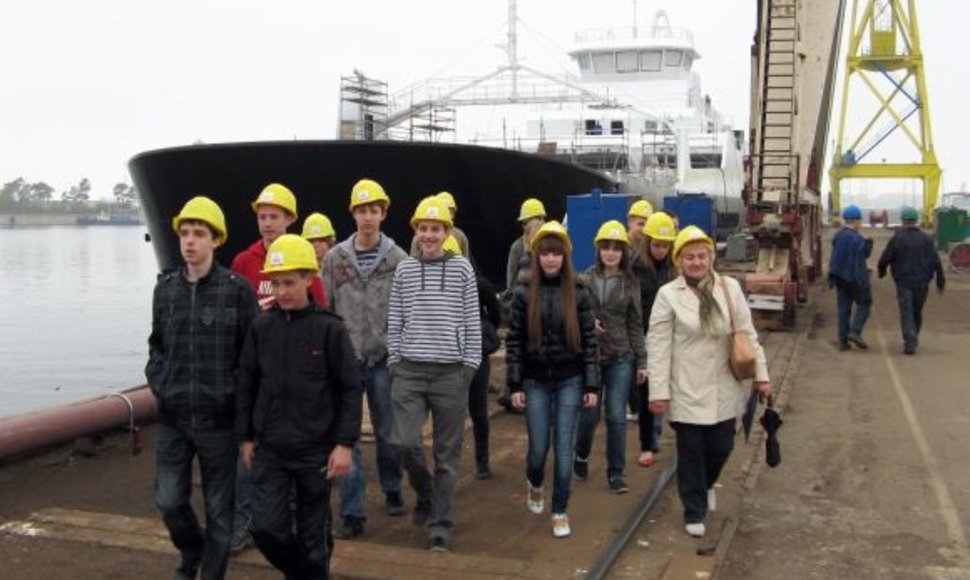 Vakarų laivų gamykloje rengiamos pažintinės ekskursijos mokiniams.