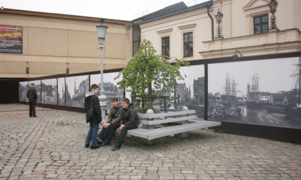 Rekonstruojamo Klaipėdos dramos teatro pastato tvorą papuošė fotografijos su senąja Klaipėda.