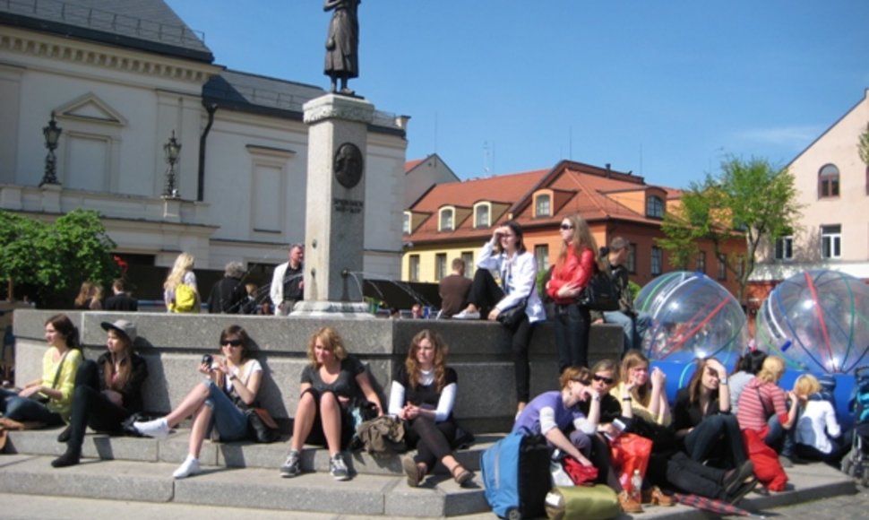 Klaipėdos universiteto studentai sekmadienį linksmybėms pakvietė į Teatro aikštę.