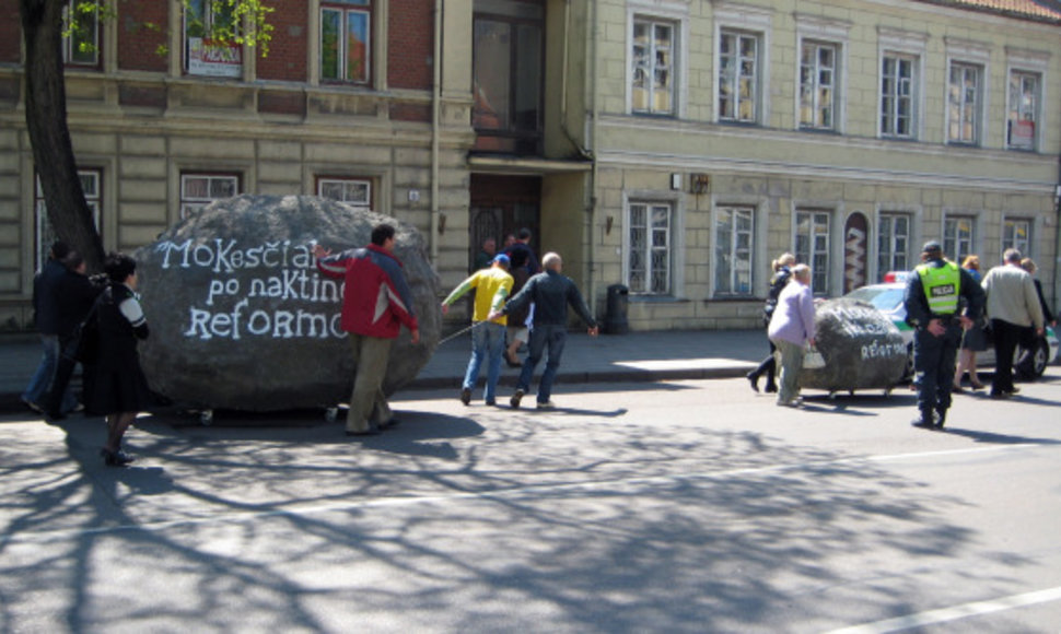 Klaipėdos gatvėmis tempti du didžiulę mokesčių naštą simbolizuojantys akmenys. 
