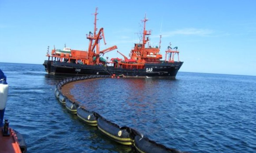 Paieškos ir gelbėjimo bei teršalų likvidavimo laivas "Šakiai" stato bonines užtvaras.