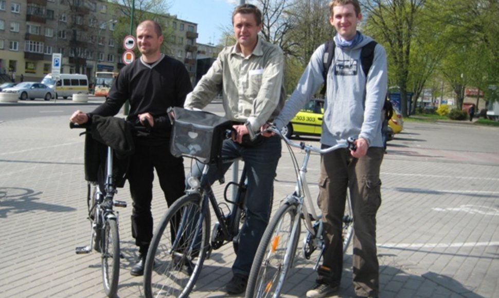 Anot dviračių entuziastų (iš kairės) Dariaus, Sauliaus ir Aleksandro, Klaipėdai trūksta geranoriškumo ekologiškam transportui. 