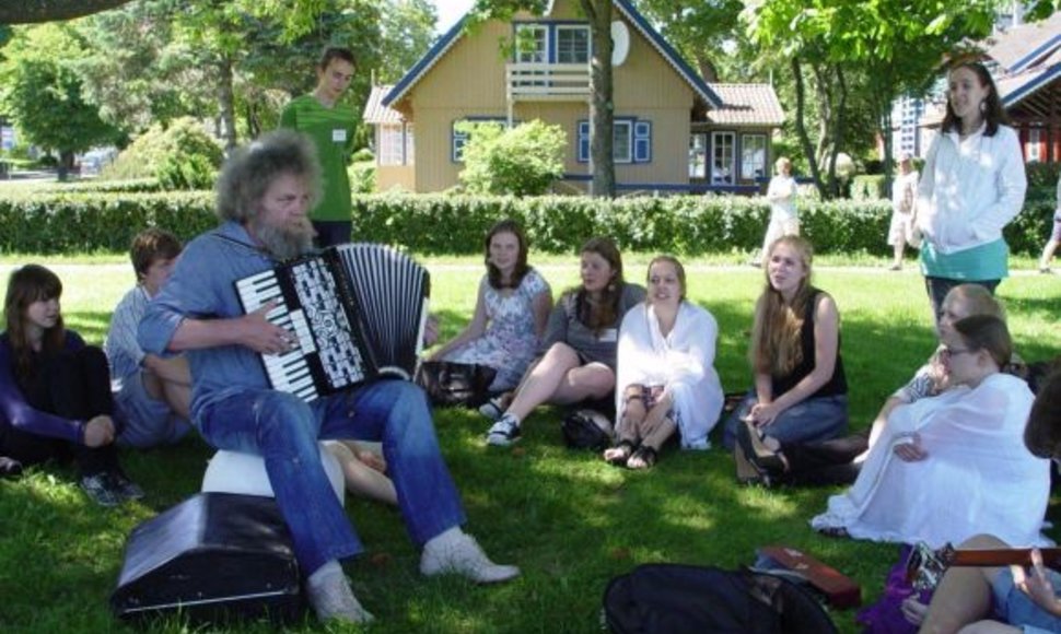 Maestro A.Kulikauskas moko moksleivius muzikinių improvizacijų.