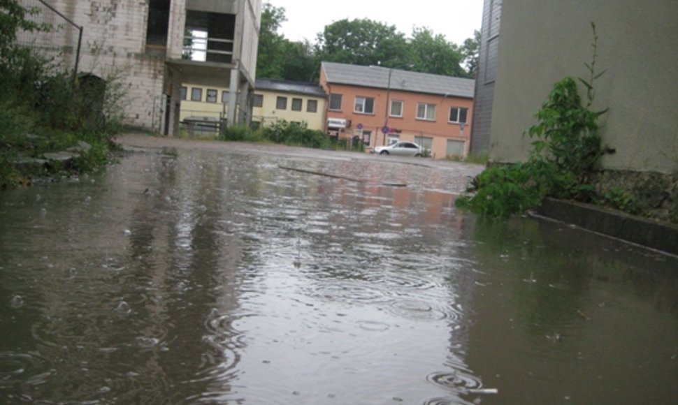 Po lietaus kai kurios Klaipėdos senamiesčio gatvelės tiesiog plaukė.