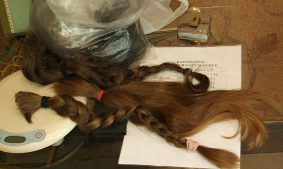 Pirmadienį kirpykloje plaukus ryžosi parduoti keliolika moterų, dar kelių plaukai netiko, nes buvo per trumpi. 