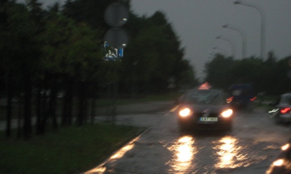 Šeštadienį lietus vėl skandino Klaipėdos gatves.