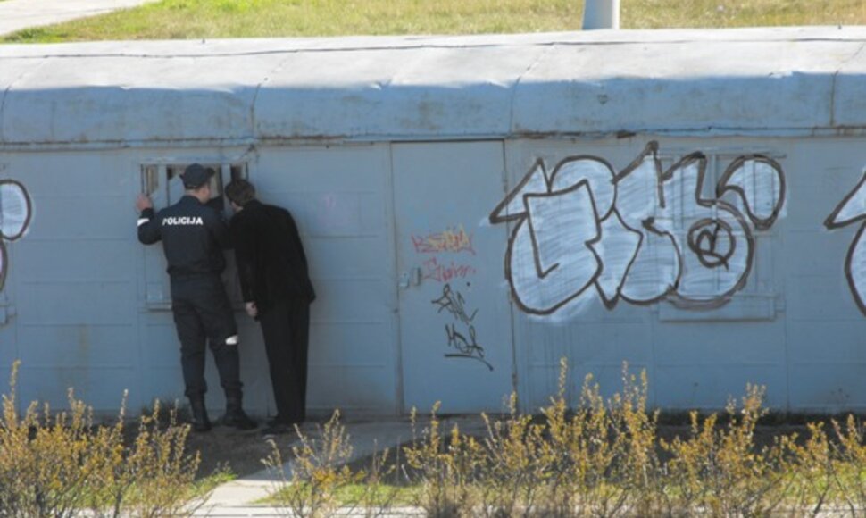 Liubeko gatvės gyventojai metų metus priversti kęsti statybinio vagonėlio kaimynystę.