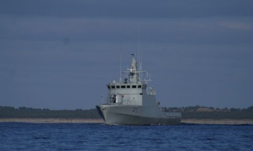 Karinių jūrų pajėgų laivas išvyksta į pratybas Danijoje.