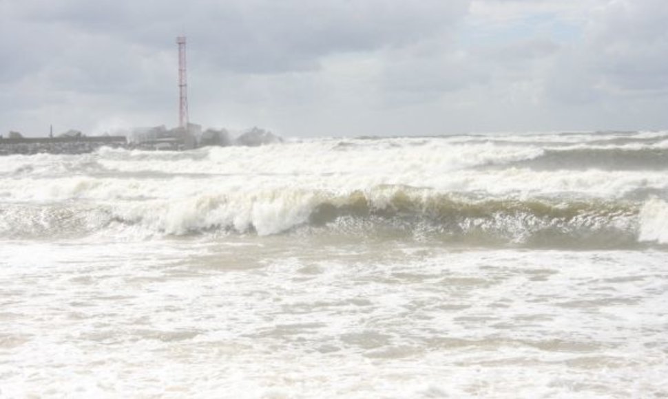 Šiaurinį molą daužė įsisiautėjusios Baltijos bangos.