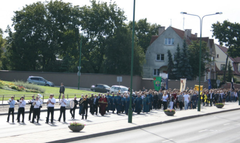 Klaipėdos universiteto bendruomenės eisena miesto gatvėmis.