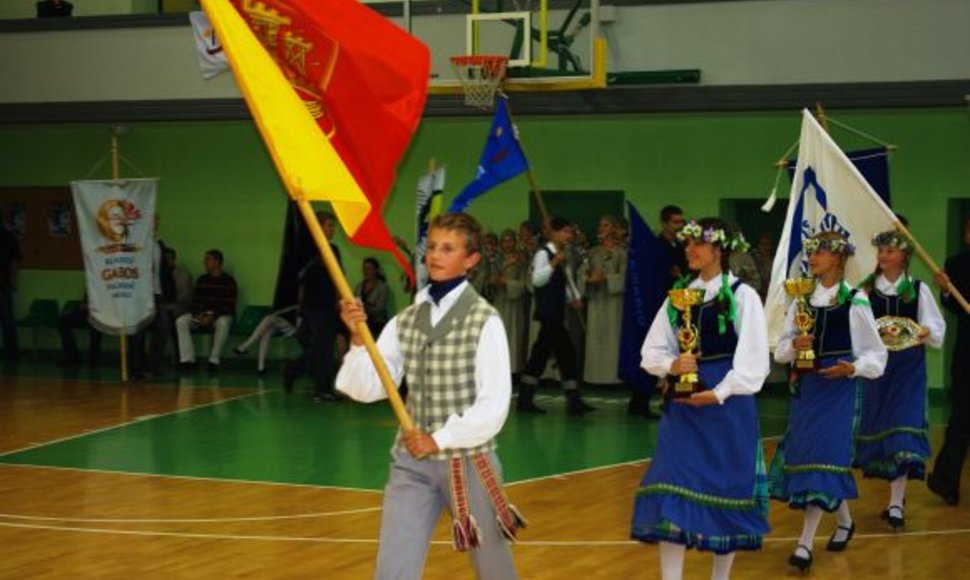 Beveik penki tūkstančiai Klaipėdos moksleivių kovojo dėl mero taurės.