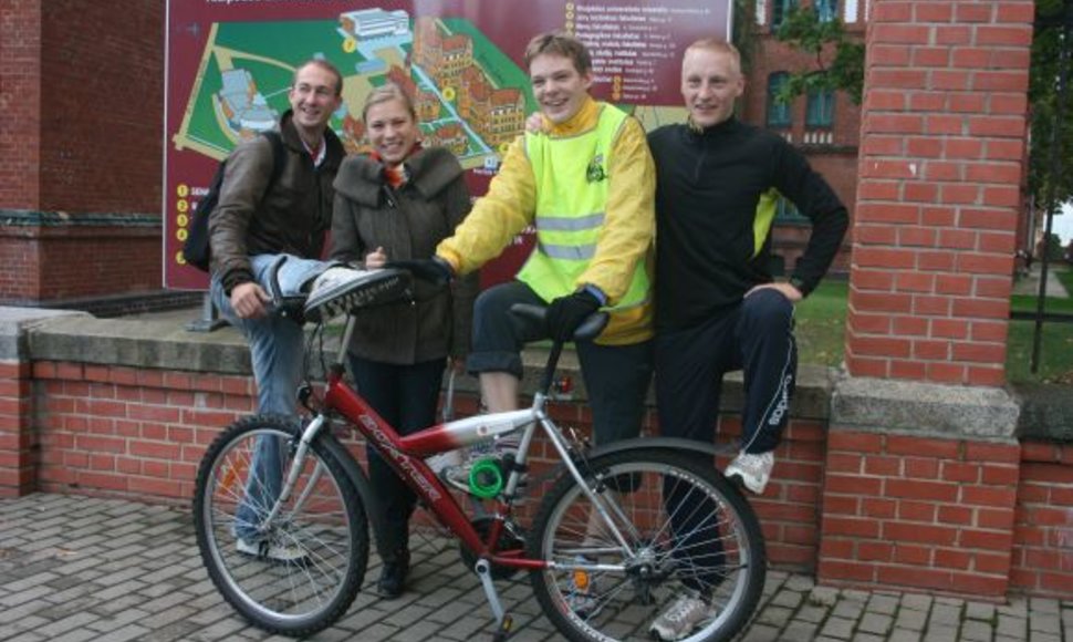 Keturi studentai varžėsi, kas greičiau pasieks Klaipėdos universiteto miestelį. Nepralenkiama buvo vairuotoja.