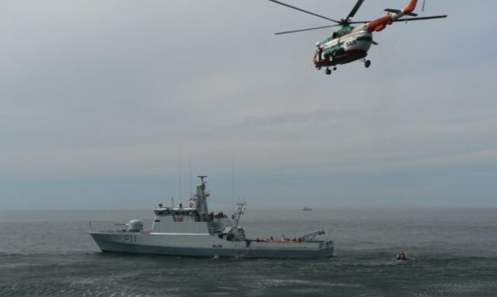 Karinių jūrų pajėgų kariškiai jūroje sėmėsi taktinių mokymų.