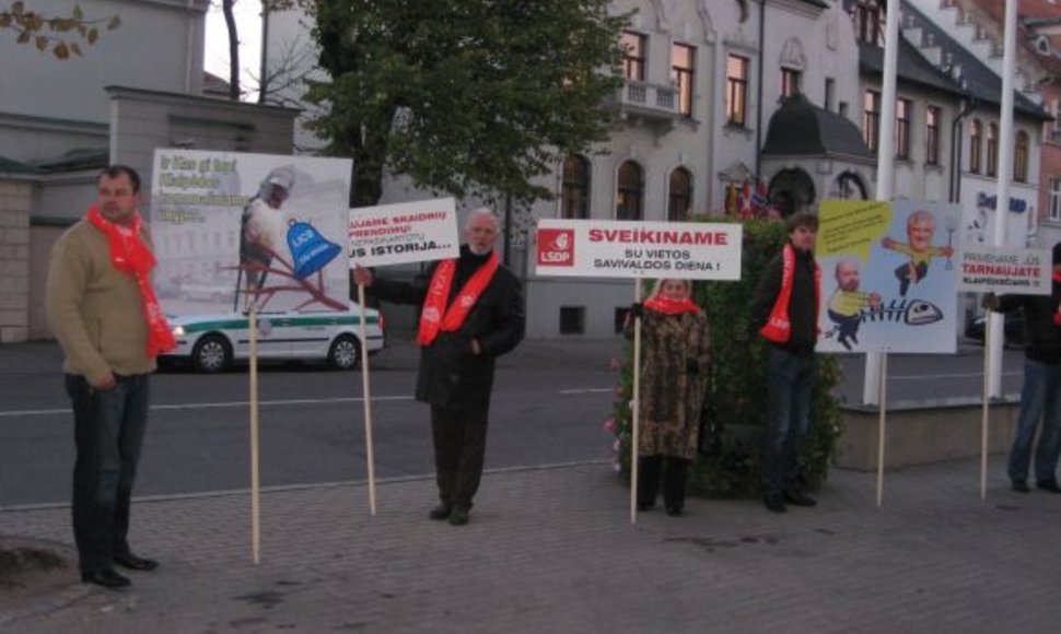 Klaipėdos socialdemokratai piketavo prieš savo bendrapartiečius, užimančius aukštus postus savivaldybėje.