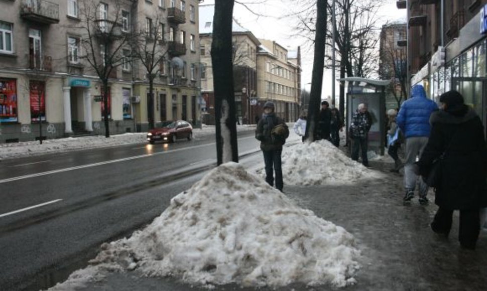Pirmadienį atšilus ir kilus lijundrai Klaipėdos gatves sėme vanduo. 