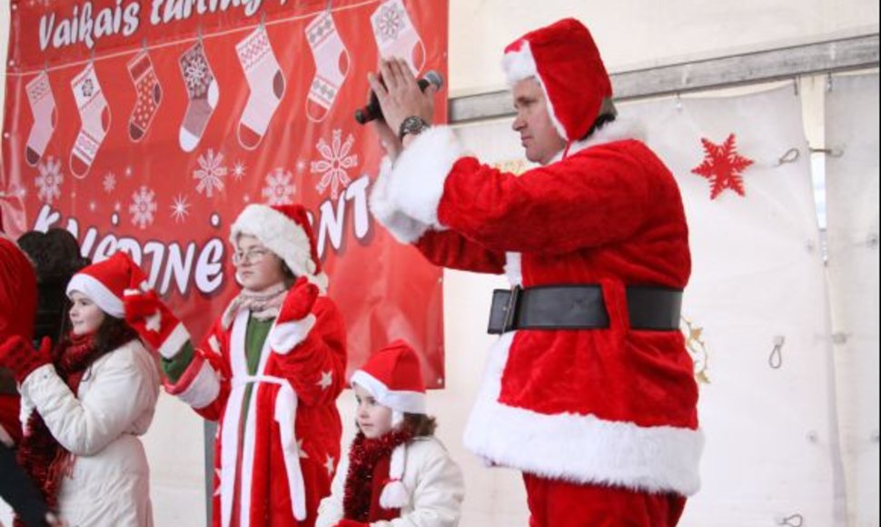 Inga ir Vytautas Grubliauskai sekmadienį kviečia visus į kalėdinę šventę ir prisidėti prie paramos gausoms šeimoms. 