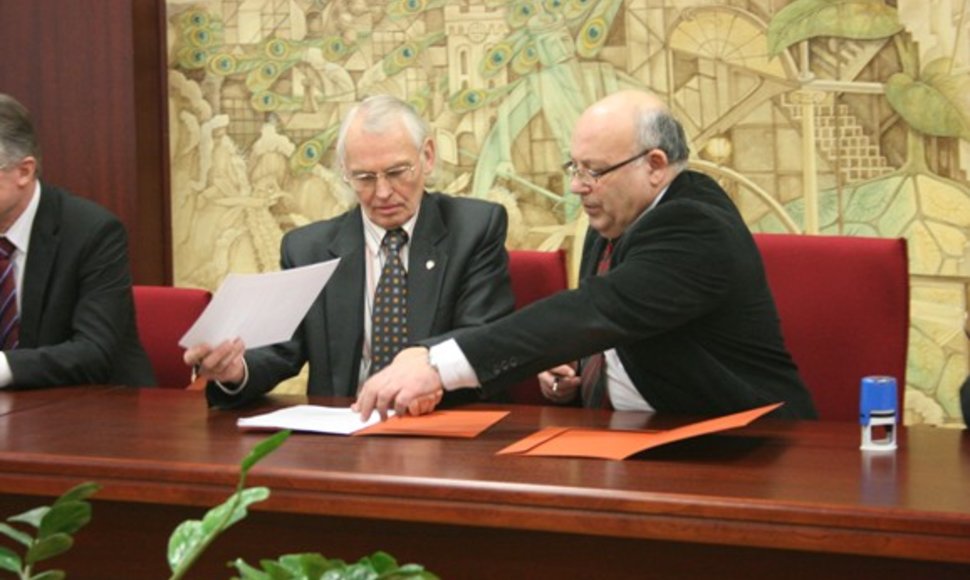 Klaipėdos universiteto rektorius V.Žulkus pasirašė konsorciumo sutartį su Šiaulių universiteto rektoriumi V.Lauruška. 