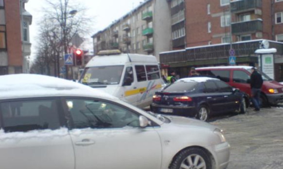 Herkaus Manto ir S.Daukanto gatvių sankryžoje susidūrus mikroautobusui ir lengvajam automobiliui, susidarė transporto spūstys.