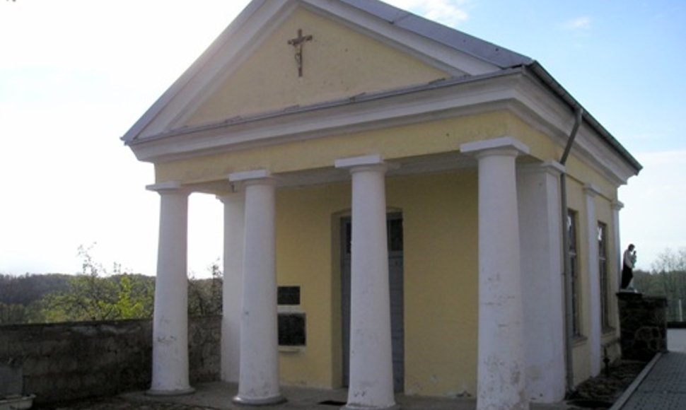 Gargždų bažnyčios šventoriaus šiaurės rytų kampe stovi apie 1840–1841 m. pastatyta koplyčia. 