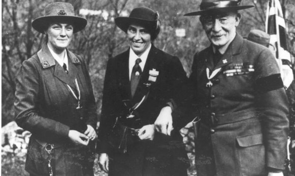 Robertas Baden-Powell'is jo žmona Olave ir jos ilgametė draugė Daisy.