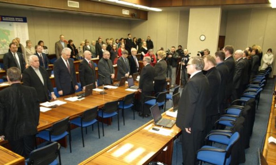 Klaipėdos miesto tarybos nariai posėdį ketvirtadienį pradėjo tylos minute. 