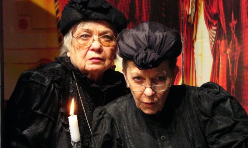 Teatro dienai Klaipėdos dramos teatras pateiks premjerą – juodojo humoro komediją „Aršenikas ir seni nėriniai“.