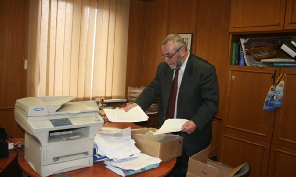 Tarybos sekretorius liberalas Vidmantas Plečkaitis vakar krovėsi mantą. 