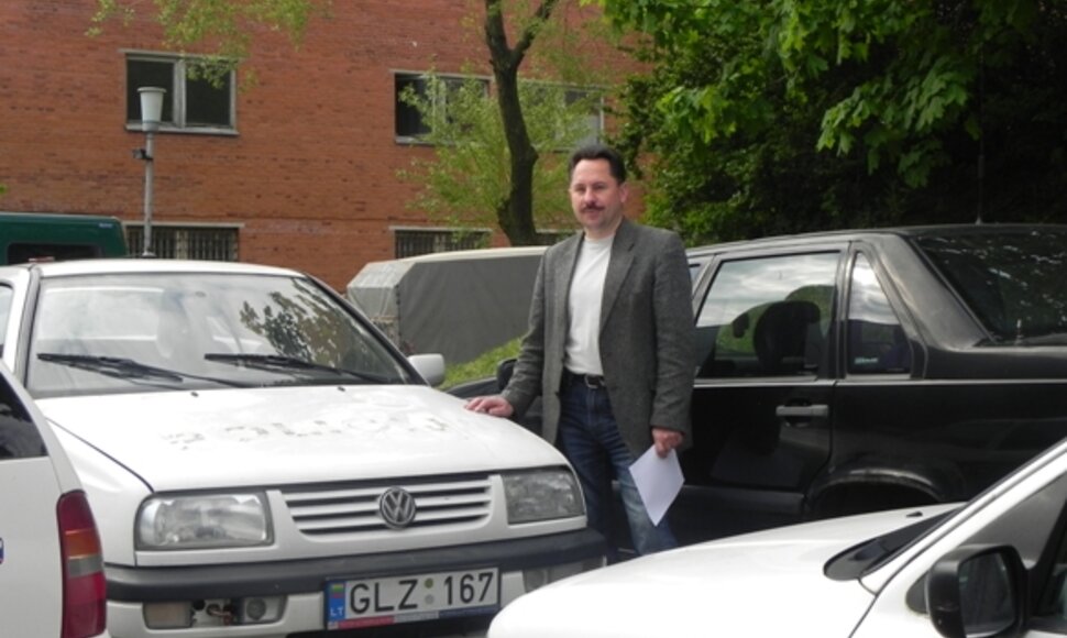 E.Kasperavičius teigė, kad policijai nebetinkami naudoti automobiliai aukcionuose yra i&scaron;graibstomi. 