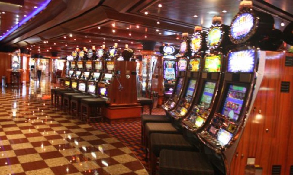 Azartiški keleiviai turi kur pažaisti lošimų automatais. Atskira zona yra ir kompiuterinių žaidimų gerbėjams. 