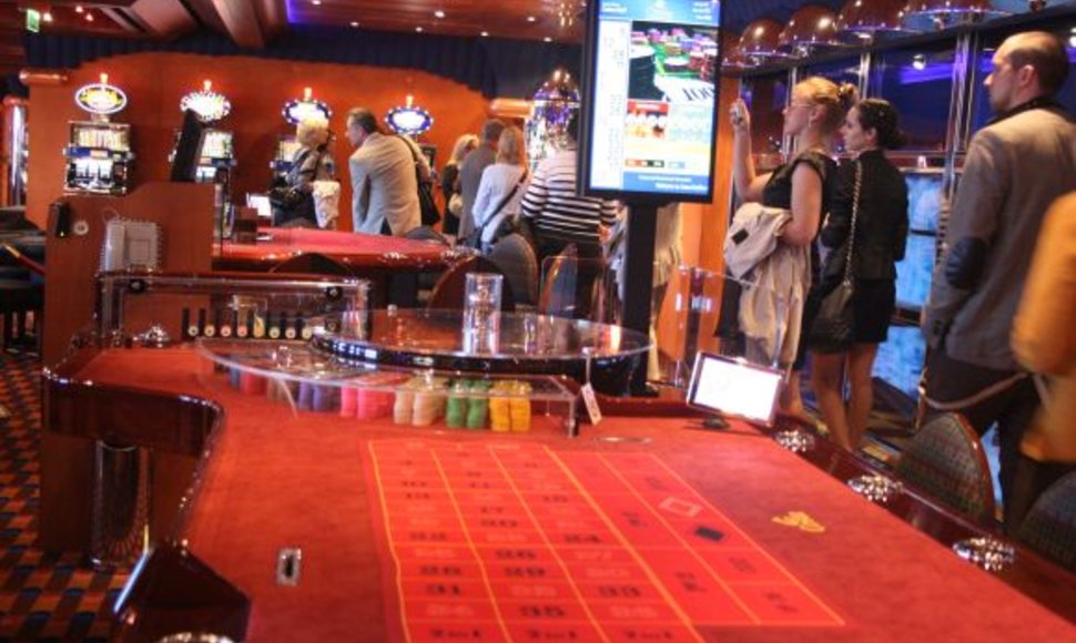 Laivo kazino didžiausio šurmulio susilaukia vakarais. 