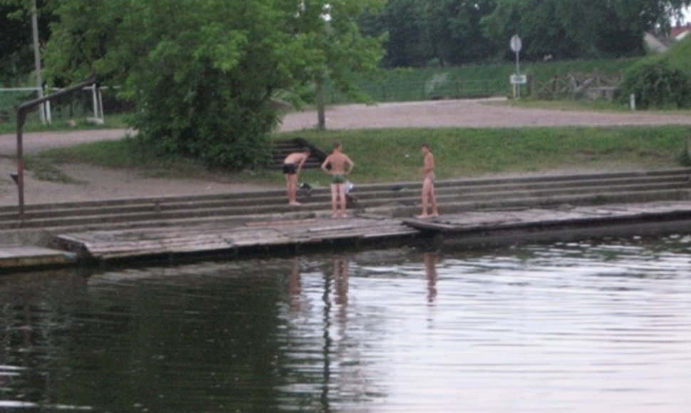 Danės upėje trečiadienio vakarą trys jaunuoliai surengė tikras maudynes.