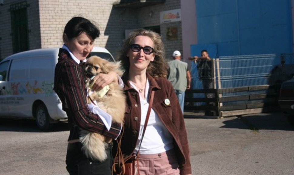 G.Kučinskienė (kairėje) priglaudė šunelį, antradienį ketina paimti ir Baksą. Kartu su ja beglobių gyvūnų namuose lankėsi ir G.Koller.
