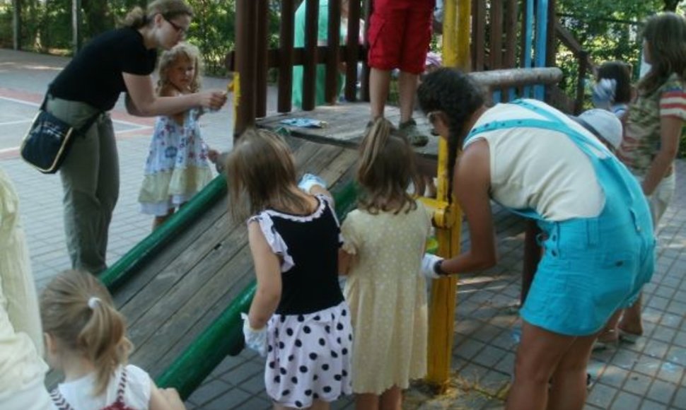 Skulptūrų parke savanoriai perdažė suolelius ir vaikų žaidimų aikštelės įrenginius.
