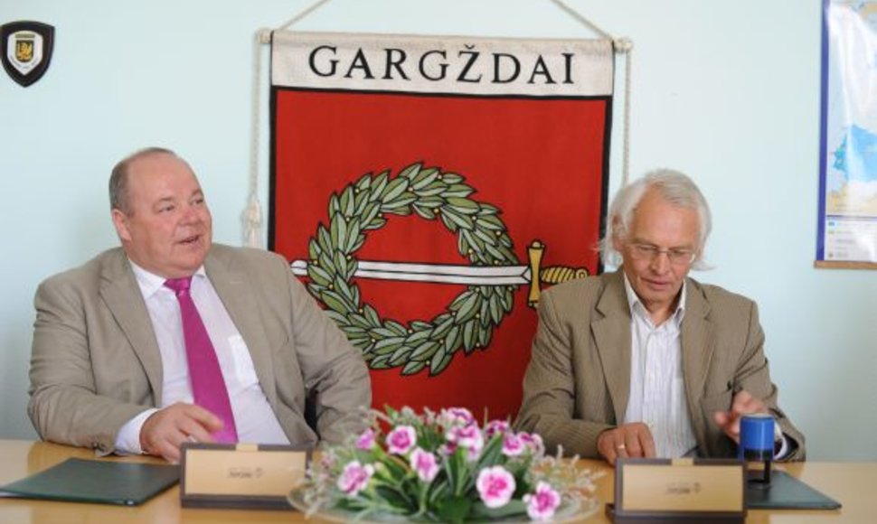 Klaipėdos rajonas Sigitas Karbauskis pasirašė sutartį su Klaipėdos universiteto rektoriumi Vladu Žulkumi.